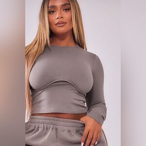 PrettyLittleThing Cream Long Sleeve Curved Seam Crop Top